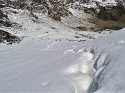 30 Seguendo profondi affondi nella neve in discesa verso il vallone di risalita alla Forcella Rossa sul sent. 101